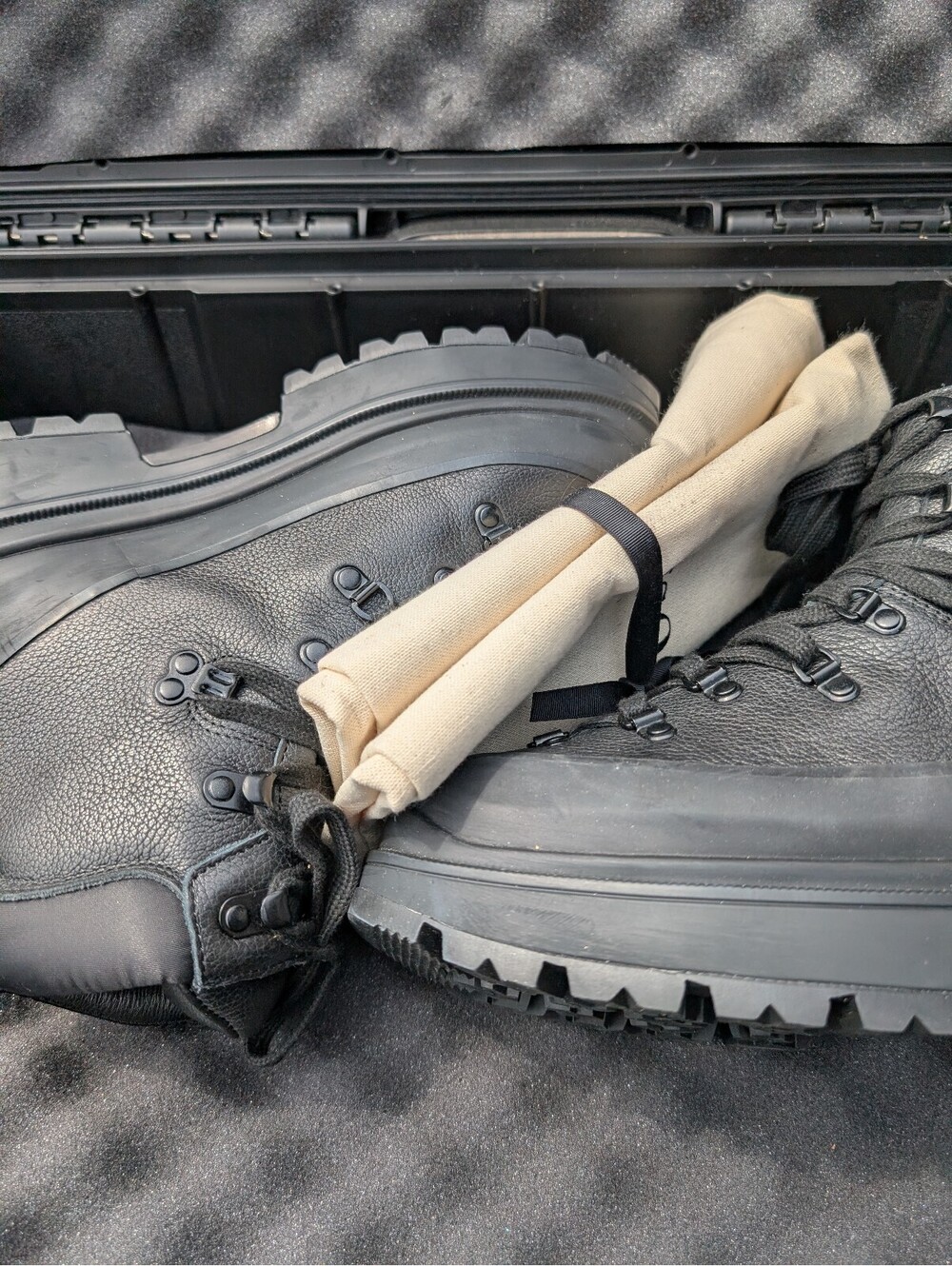 Canada Goose Journey Boot Black Leather Waterproof Winter Boots Sz 8.5 NWT Case